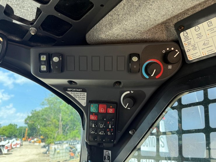 2022-deere-317g-image-21