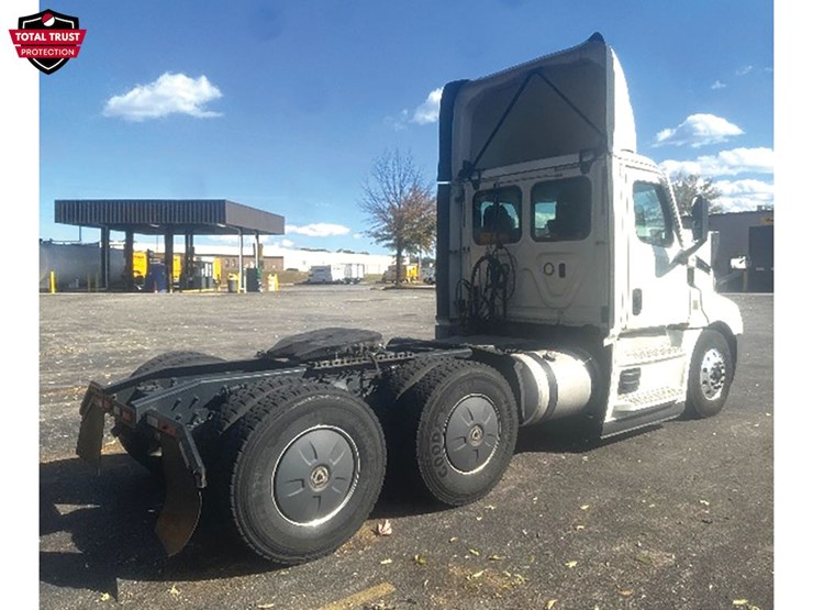 2020-freightliner-cascadia-126-image-2