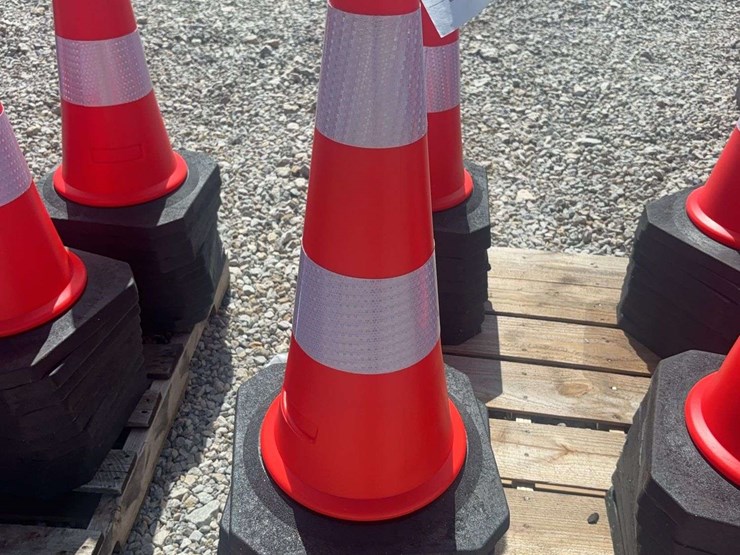traffic-safety-cones-with-heavy-bases-image-1