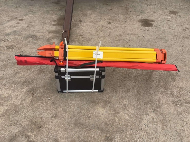 surveying-tripod-with-carrying-case-image-4