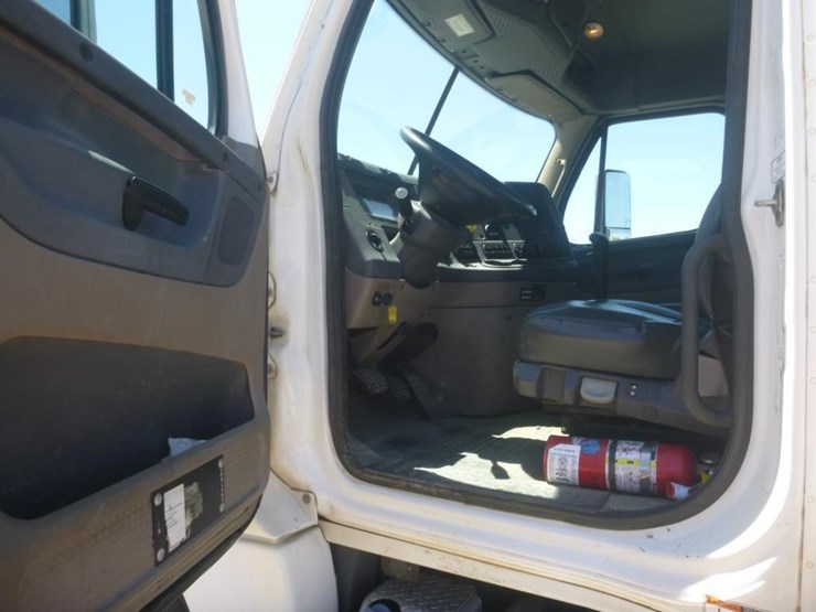 2015-freightliner-cascadia-125-image-14