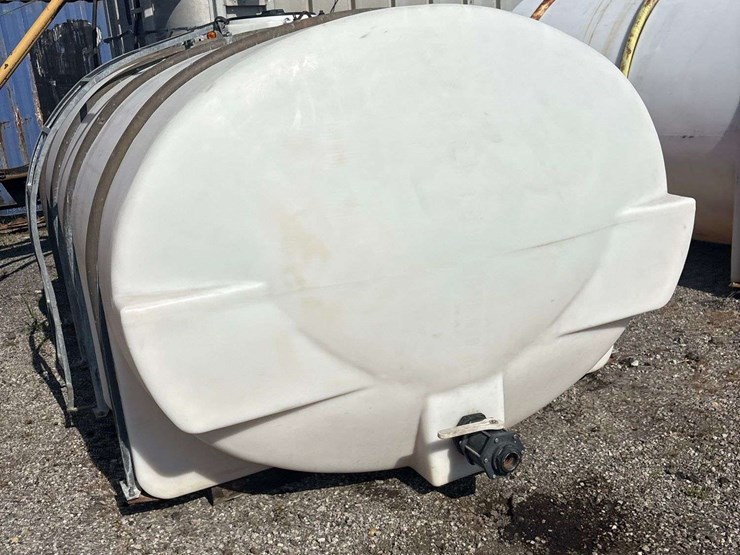2,550-gallon-poly-tank-with-ladder-image-2