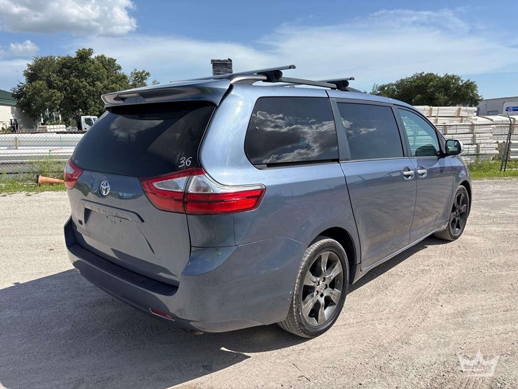 2017-toyota-sienna-image-3