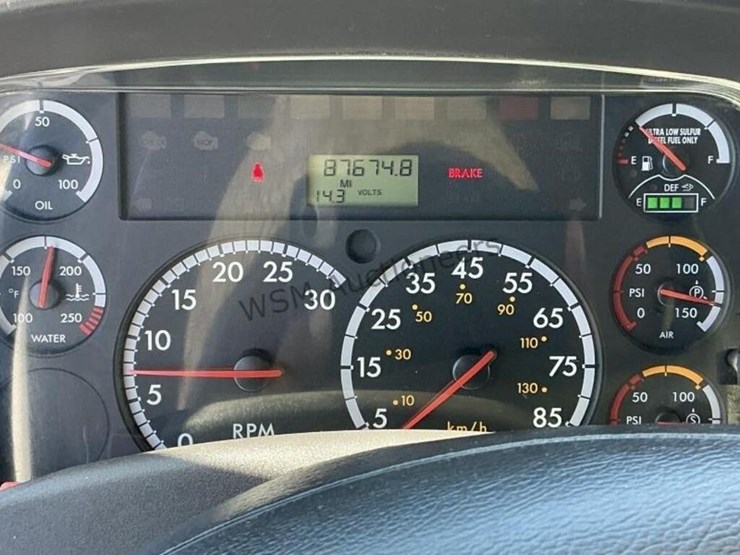 2013-freightliner-m2-106-image-29