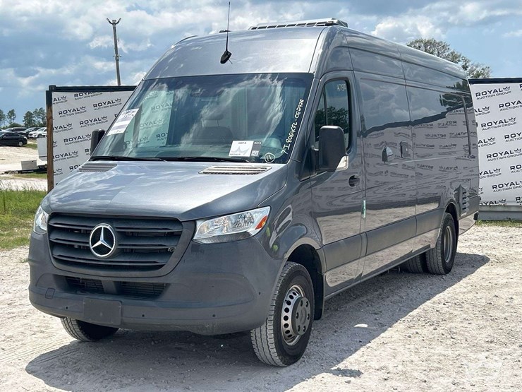 2021-mercedes-benz-sprinter-4500-image-1