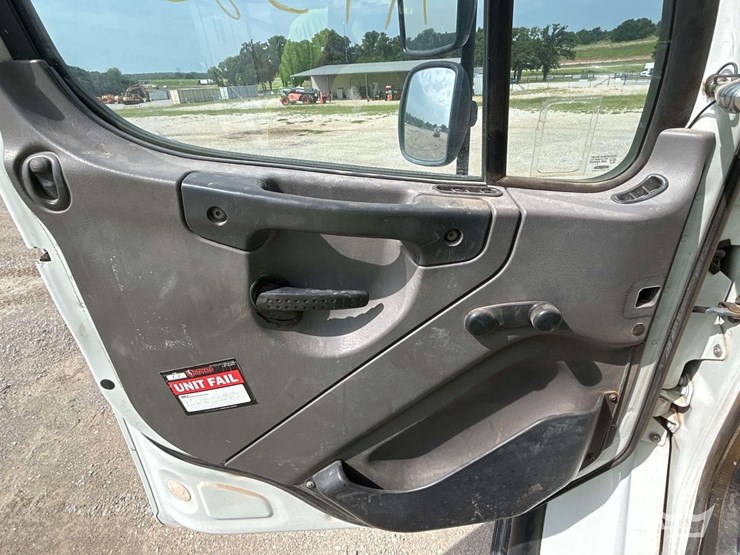 2012-freightliner-m2-106-image-11