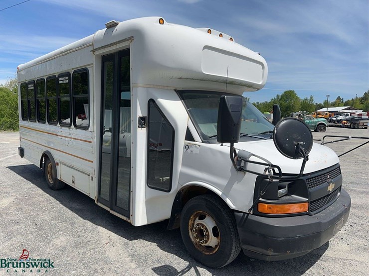 2010-chevrolet-express-20-passenger-mini-bus-image-3