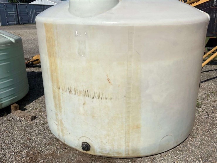 1,500-gallon-large-poly-tank-image-1