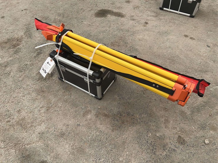 surveying-tripod-and-equipment-case-image-3