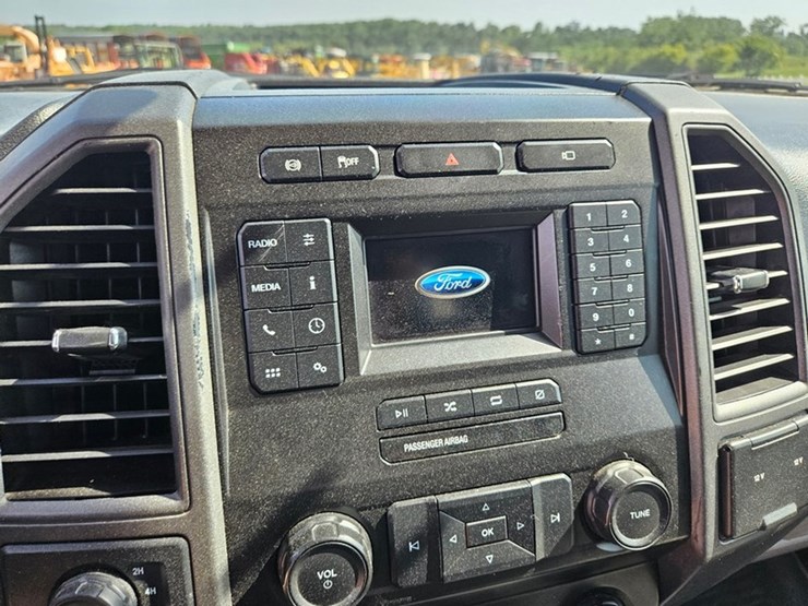 2021-ford-f350-image-35