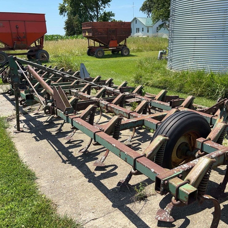 John Deered 25' 3-Pt. Field Cultivator with Hydraulic Lift