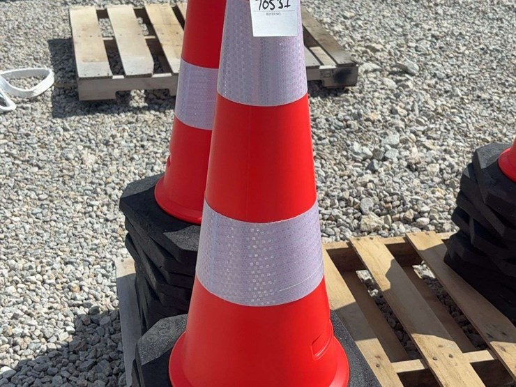 traffic-cones-with-heavy-rubber-bases-image-2