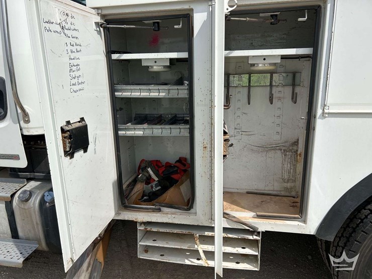 2012-freightliner-m2-106-image-21