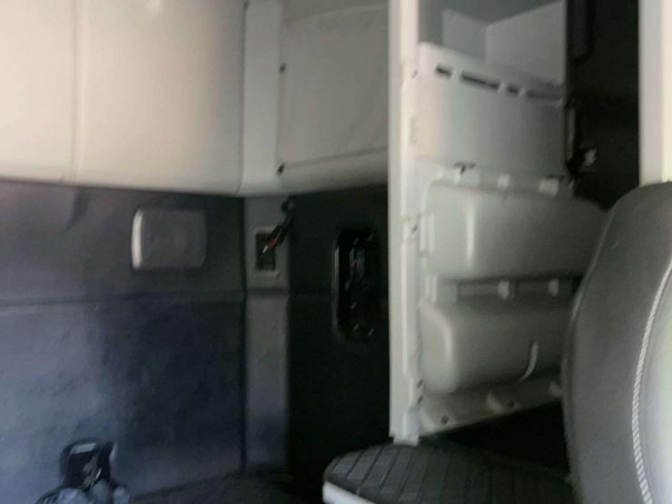 2022-kenworth-t680-image-27