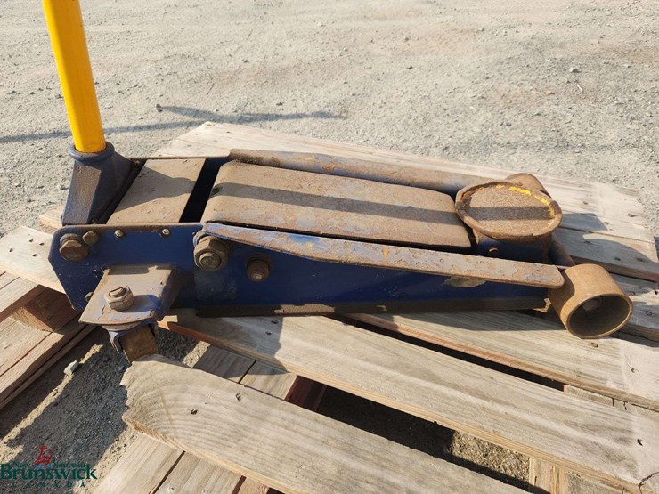 hercules-floor-jack-(no-weight-rating-visible)-image-4