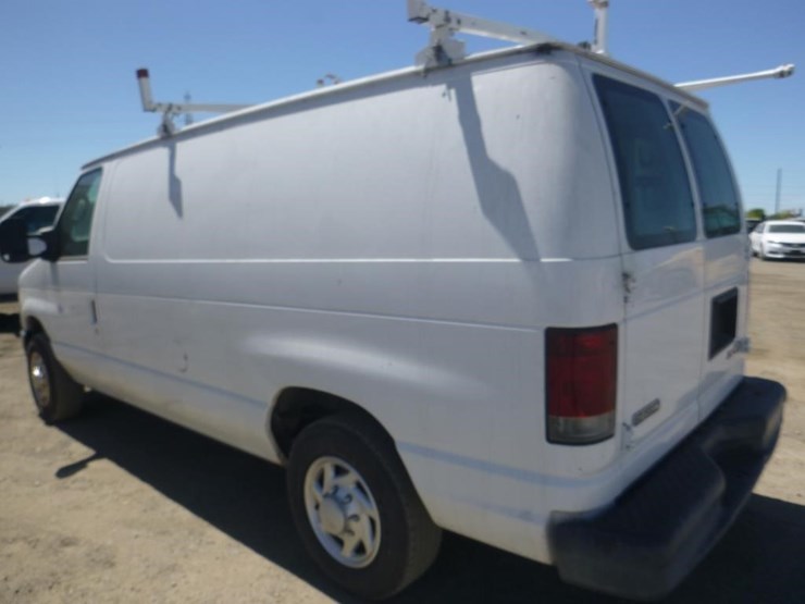 2010-ford-cargo-image-4
