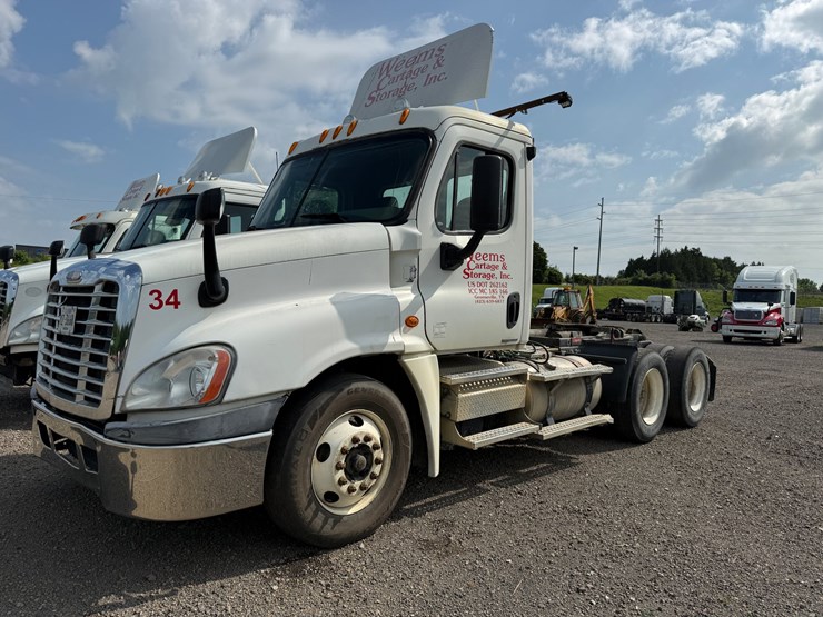 #28-•-2009-freightliner-cascadia-road-tractor-image-1