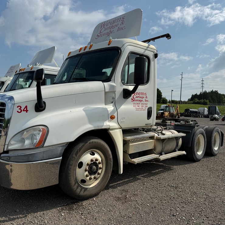 #28 • 2009 FREIGHTLINER CASCADIA ROAD TRACTOR