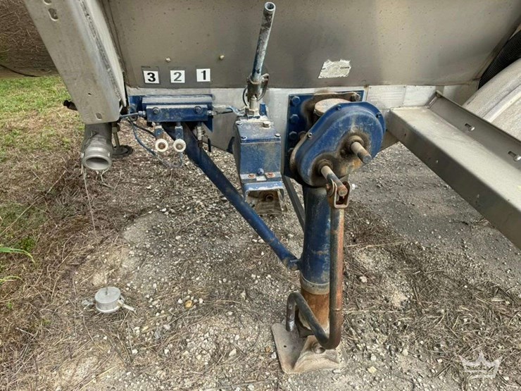 1984-brenner-tank-inc.-6,900-gallon-t/a-chemial-tanker-trailer-image-17