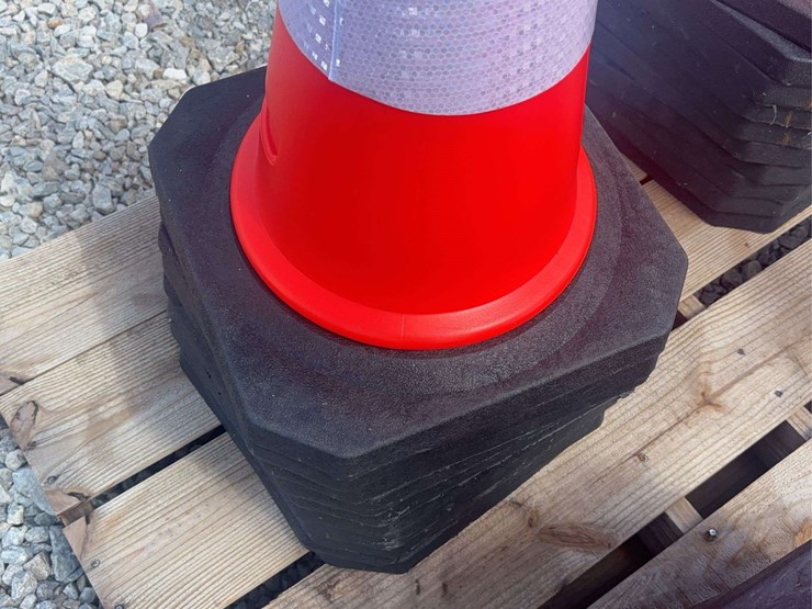 traffic-safety-cones-with-weighted-bases-image-3