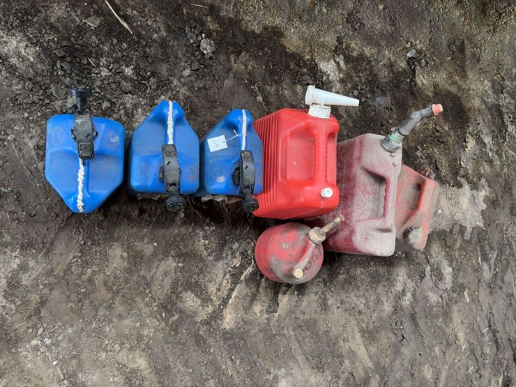 (7)-plastic-fuel-and-utility-containers-image-1