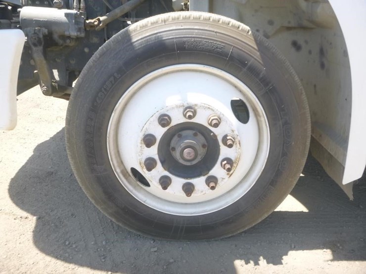 2015-hino-268-image-35