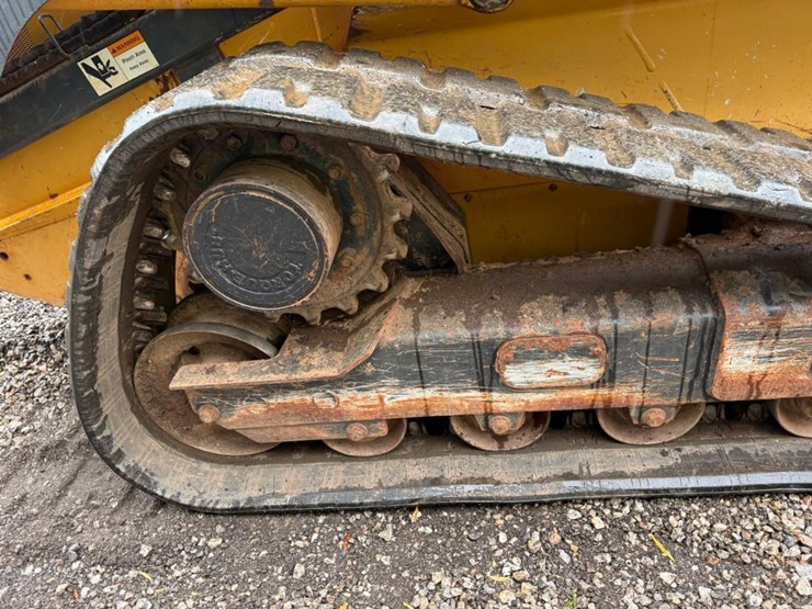 deere-323d-image-13