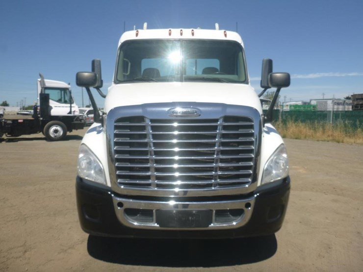 2015-freightliner-cascadia-125-image-8