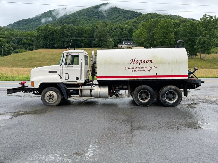 #4-•-mack-tandem-axle-water-truck-image-1