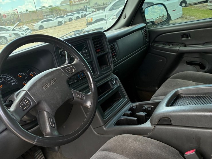 #52-•-2005-gmc-sierra-image-6