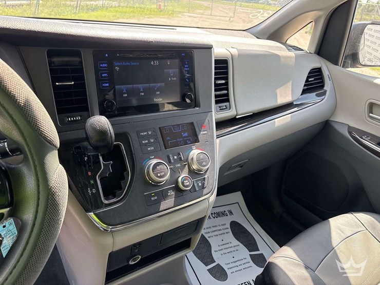 2017-toyota-sienna-image-15