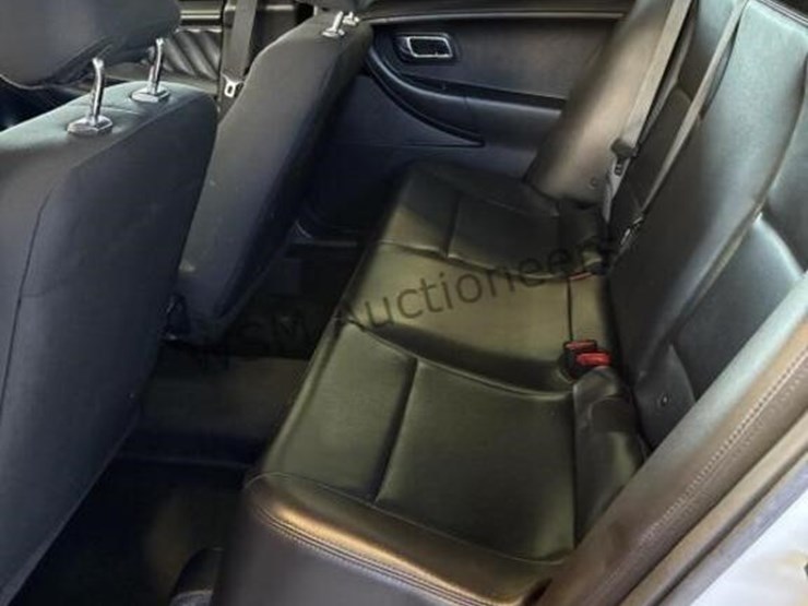 2013-ford-taurus-sdn-image-23
