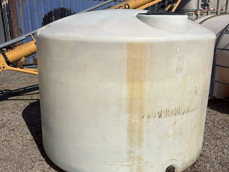 1,500-gallon-large-poly-tank-image-2