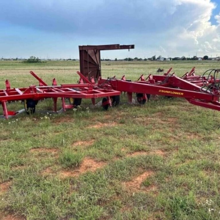 SUNFLOWER 7-SHANK BLADE PLOW - 35'
