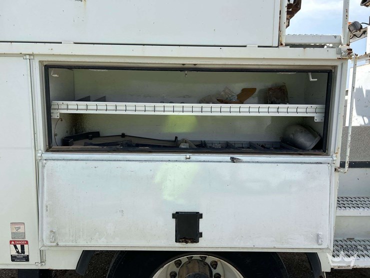 2012-freightliner-m2-106-image-28