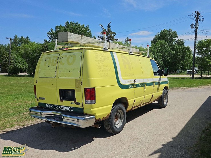 2010-ford-cargo-image-4