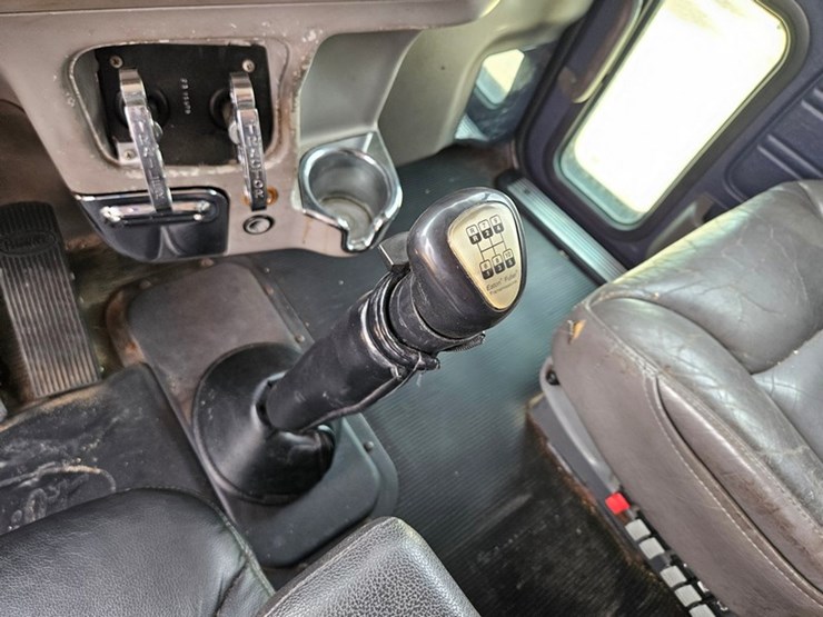 2006-peterbilt-386-image-58