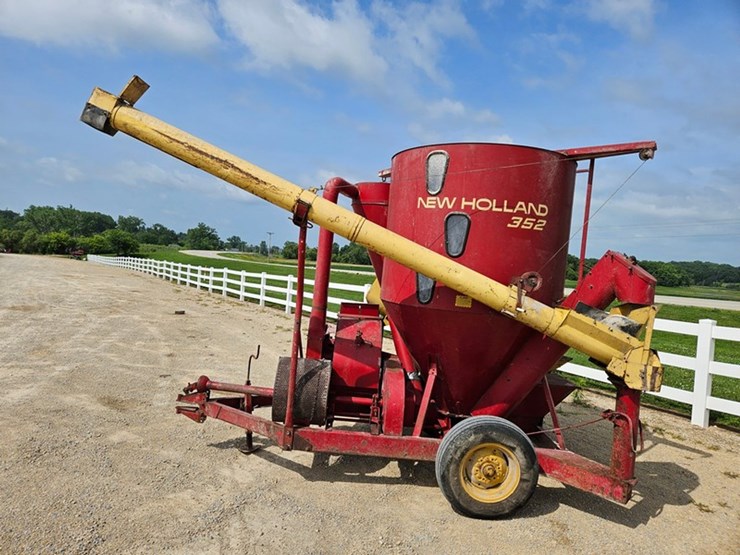 new-holland-352-image-3