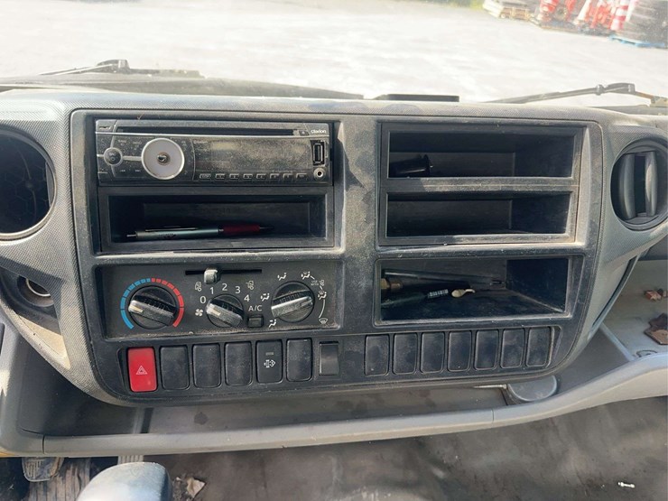 2015-hino-195-image-25