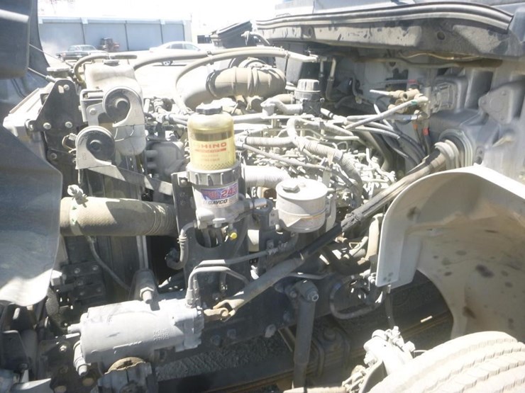 2015-hino-268-image-33