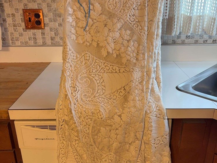 quaker-lace-tablecloth-image-1