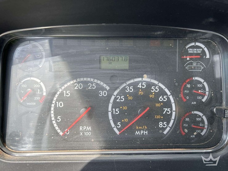 2012-freightliner-m2-106-image-13
