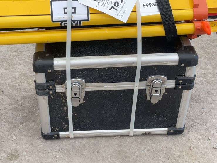 surveying-tripod-and-carrying-case-image-6