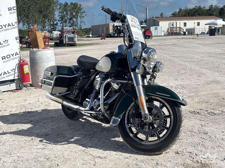 2017-harley-davidson-road-king-motorcycle-image-2