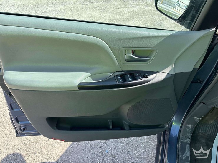 2017-toyota-sienna-image-12