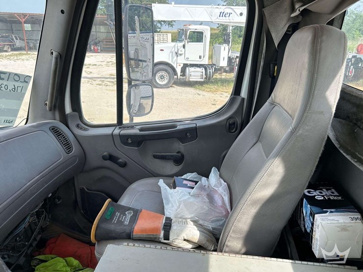 2012-freightliner-m2-106-image-19
