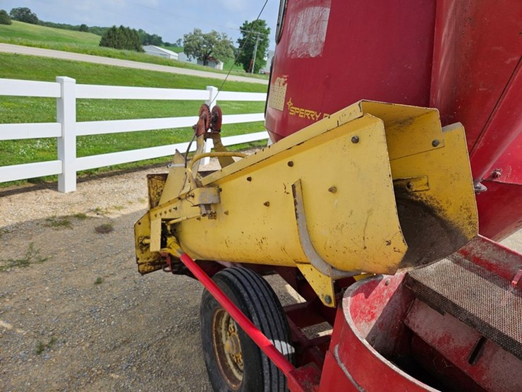 new-holland-352-image-15