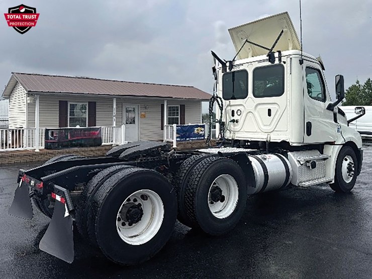 2019-freightliner-cascadia-126-image-2