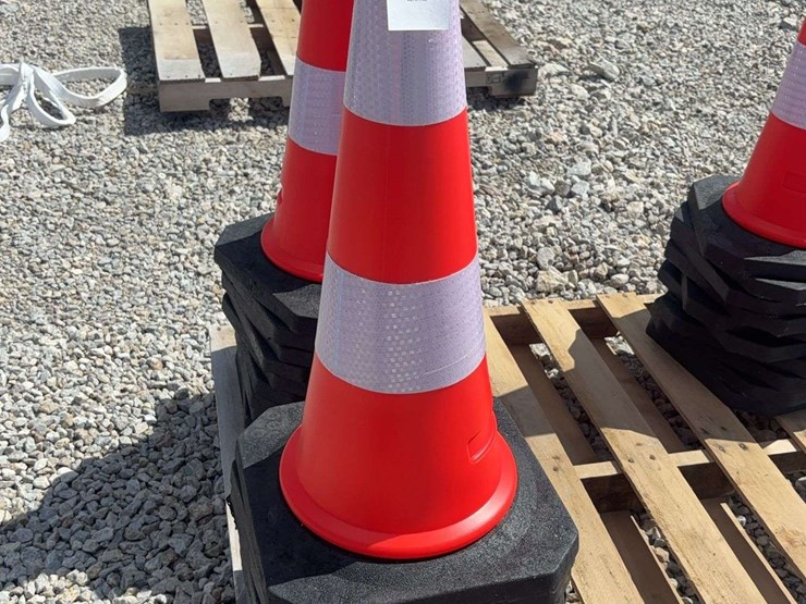 traffic-cones-with-heavy-rubber-bases-image-1