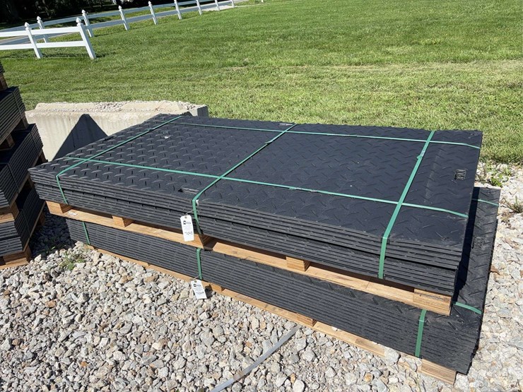 heavy-duty-composite-ground-protection-mats,-palletized-image-1